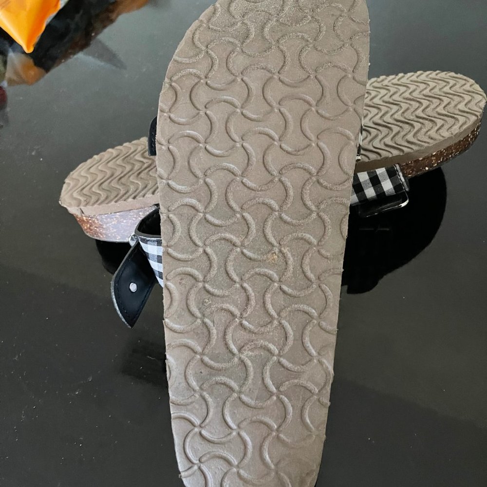 sandals - Picture 3 of 3